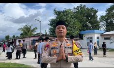 Jelang Buka Puasa, Polsek Mangoli Barat Bagi Takjil kepada Warga