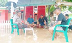 Kapolsek Sanana Antusias Bantu Warga Umaloya yang Dilanda Banjir