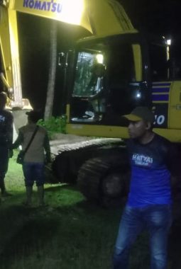 Karena Peduli, Meski Hujan dan Malam Gelap Pemda Sula Tetap Tinjau Lokasi Banjir
