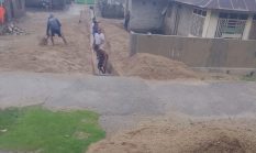 Usai Hujan Deras, Pemdes dan Masyarakat Waikafia Gelar Aksi Gotong Royong 