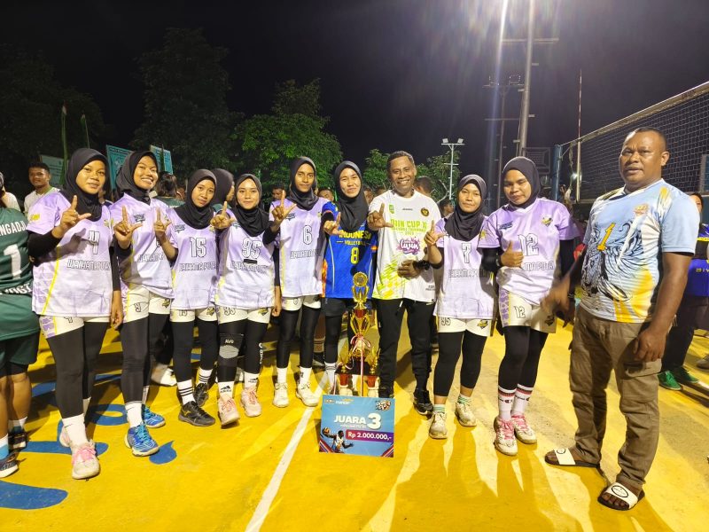 Foto: Pose Bersama Kadis Pora Kepulauan Sula Maulana Usia dan Tim Volly.