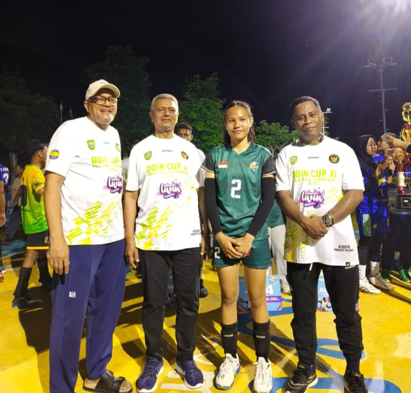 Foto: Pose Bersama di Lapangan Volly Ball Desa Dofa.