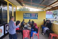 Foto: Pelayanan pojok digital yang dipimpin langsung oleh Kapolsek Mangoli Timur IPTU Mulyadi Husaleka.