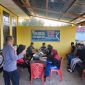 Foto: Pelayanan pojok digital yang dipimpin langsung oleh Kapolsek Mangoli Timur IPTU Mulyadi Husaleka.