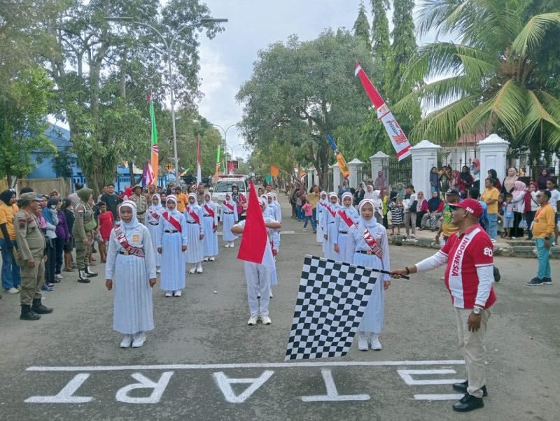Foto: Peserta Lomba Gerak Jalan, Resmi di Lepaskan oleh Asisten III Setda Kepulauan Sula, H. Zaidun.