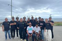 Foto: Tim Poco-Poco Desa Fatcei pose bersama Kepala Desa Beni Drakel.