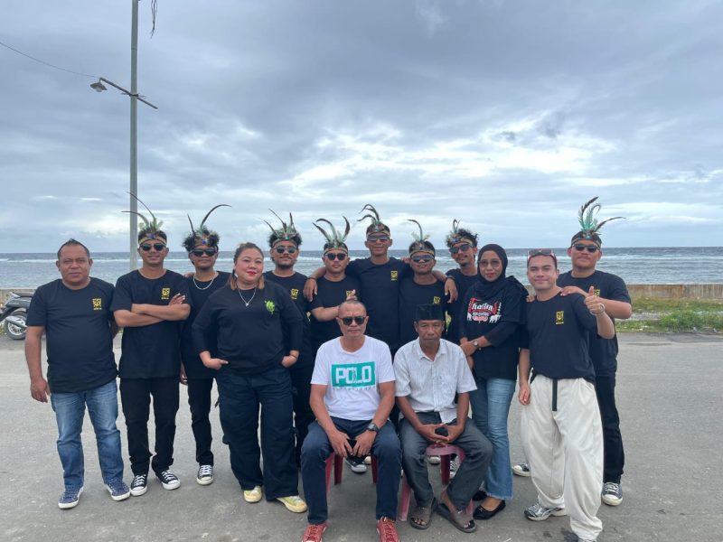 Foto: Tim Poco-Poco Desa Fatcei pose bersama Kepala Desa Beni Drakel.