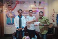 Foto: Pose Bersama, Sekaligus Penyerahan Partisipasi oleh Inspektur Inspektorat Kepulauan Sula Kamaruddin Mahdi, kepada Ketua Panitia Penyelenggara.