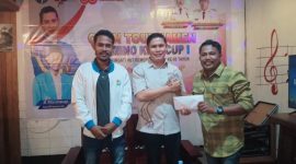 Foto: Pose Bersama, Sekaligus Penyerahan Partisipasi oleh Inspektur Inspektorat Kepulauan Sula Kamaruddin Mahdi, kepada Ketua Panitia Penyelenggara.