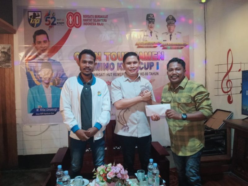 Foto: Pose Bersama, Sekaligus Penyerahan Partisipasi oleh Inspektur Inspektorat Kepulauan Sula Kamaruddin Mahdi, kepada Ketua Panitia Penyelenggara.
