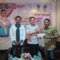 Foto: Pose Bersama, Sekaligus Penyerahan Partisipasi oleh Inspektur Inspektorat Kepulauan Sula Kamaruddin Mahdi, kepada Ketua Panitia Penyelenggara.