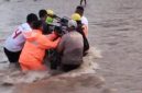 Foto: Polsek Mangoli Timur, Membantu Masyarakat Menyebrangi Sungai.