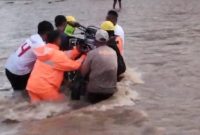 Foto: Polsek Mangoli Timur, Membantu Masyarakat Menyebrangi Sungai.