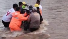 Foto: Polsek Mangoli Timur, Membantu Masyarakat Menyebrangi Sungai.