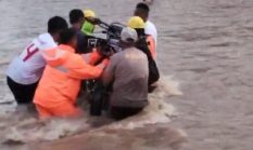 Berjiwa Gotong Royong, Polsek Mangoli Timur Bantu Warga Melintasi Sungai