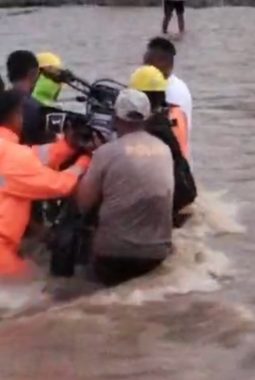 Berjiwa Gotong Royong, Polsek Mangoli Timur Bantu Warga Melintasi Sungai