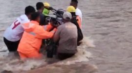 Foto: Polsek Mangoli Timur, Membantu Masyarakat Menyebrangi Sungai.