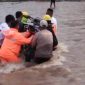 Foto: Polsek Mangoli Timur, Membantu Masyarakat Menyebrangi Sungai.