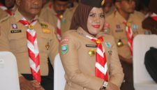 Foto: Bupati Kabupaten Kepulauan Sula, Hj. Fifian Adeningsih Mus.
Fotografer: Diskomdigi Rudi Buamona.