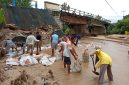 Foto: Gotong Royong Pemerintah Desa Capalulu dalam Melakukan Penanganan Banjir yang Menghantam Jembatan Kali Wai-se.