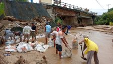 Foto: Gotong Royong Pemerintah Desa Capalulu dalam Melakukan Penanganan Banjir yang Menghantam Jembatan Kali Wai-se.