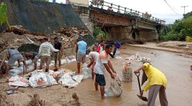 Foto: Gotong Royong Pemerintah Desa Capalulu dalam Melakukan Penanganan Banjir yang Menghantam Jembatan Kali Wai-se.