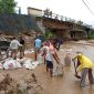 Foto: Gotong Royong Pemerintah Desa Capalulu dalam Melakukan Penanganan Banjir yang Menghantam Jembatan Kali Wai-se.