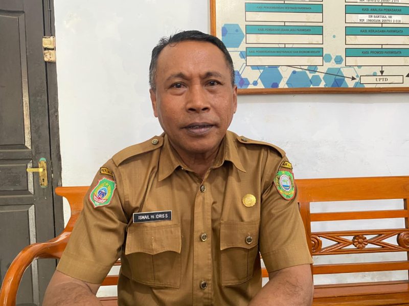 Foto: Kepala Dinas Pariwisata Kepulauan Sula, Ismail Soamole.