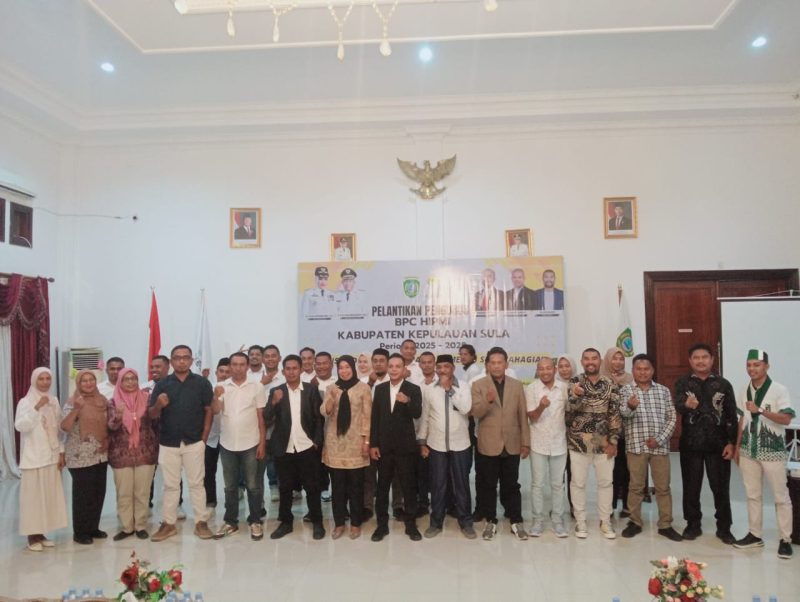 Foto: Gelar Pose Bersama Usai Kegiatan di Aula Istana Daerah DAD HIA TED SUA Kepulauan Sula 