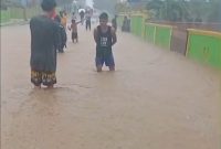 Foto: Genangan air di jalan raya Desa Waikafia, mencapai 60 CM.