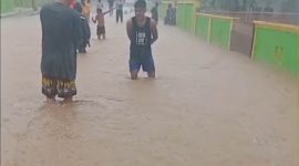 Foto: Genangan air di jalan raya Desa Waikafia, mencapai 60 CM.