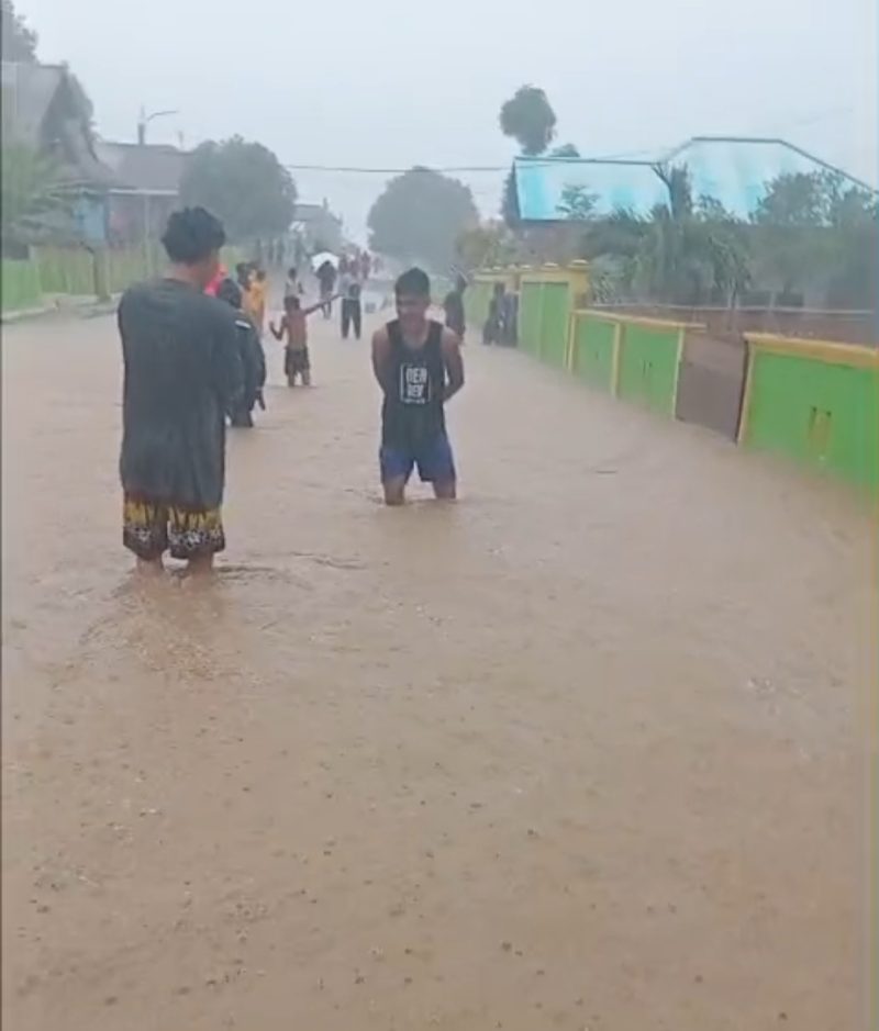 Foto: Genangan air di jalan raya Desa Waikafia, mencapai 60 CM.
