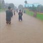 Foto: Genangan air di jalan raya Desa Waikafia, mencapai 60 CM.