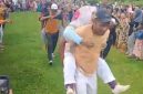 Foto: Lomba Suami Gendong Istri di Lapangan Bola Desa Waikafia.