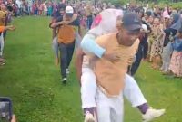 Foto: Lomba Suami Gendong Istri di Lapangan Bola Desa Waikafia.