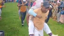 Foto: Lomba Suami Gendong Istri di Lapangan Bola Desa Waikafia.