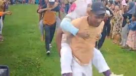 Foto: Lomba Suami Gendong Istri di Lapangan Bola Desa Waikafia.