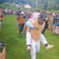 Foto: Lomba Suami Gendong Istri di Lapangan Bola Desa Waikafia.
