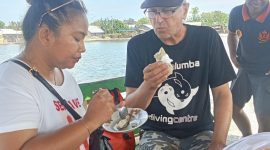 Foto: Wisatawan Jerman, Gerhard Schneider, Makan Makanan Khas Kepulauan Sula, Jepa.