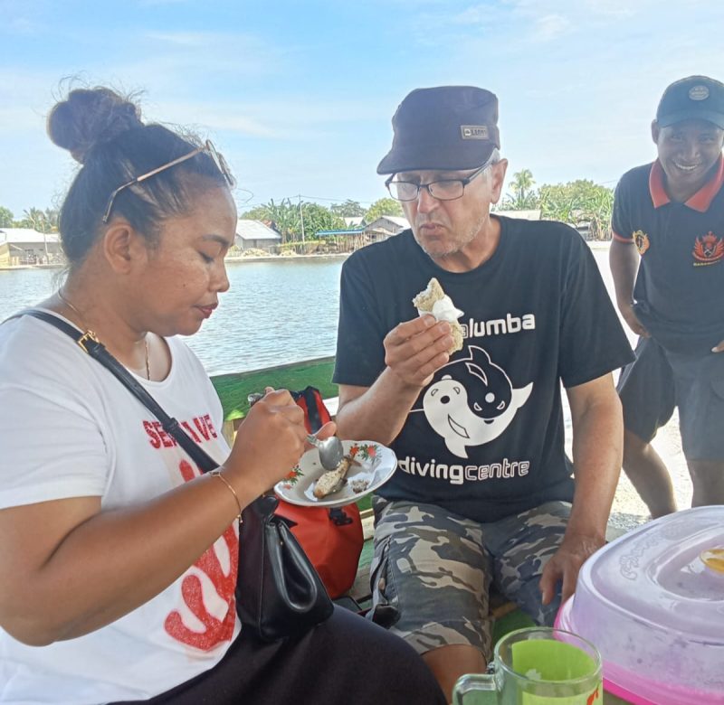 Foto: Wisatawan Jerman, Gerhard Schneider, Makan Makanan Khas Kepulauan Sula, Jepa.