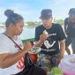Foto: Wisatawan Jerman, Gerhard Schneider, Makan Makanan Khas Kepulauan Sula, Jepa.