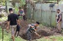 Foto: Babinsa Desa Fagudu, Sertu Wahid Budi Utomo Membantu Masyarakat Menggali Kubur.