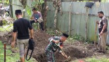 Foto: Babinsa Desa Fagudu, Sertu Wahid Budi Utomo Membantu Masyarakat Menggali Kubur.