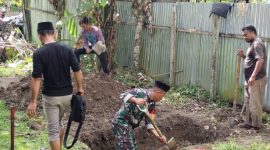 Foto: Babinsa Desa Fagudu, Sertu Wahid Budi Utomo Membantu Masyarakat Menggali Kubur.