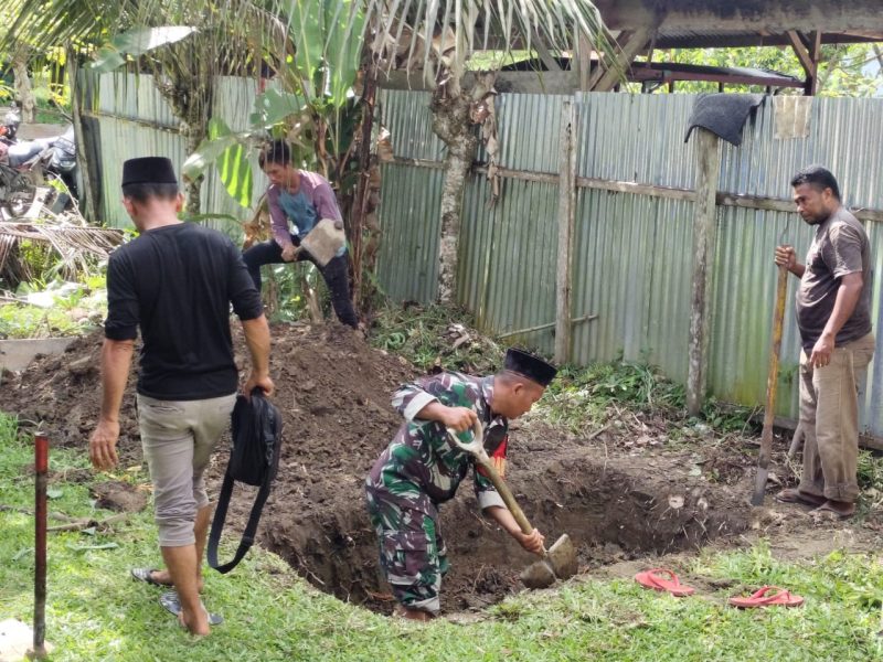 Foto: Babinsa Desa Fagudu, Sertu Wahid Budi Utomo Membantu Masyarakat Menggali Kubur.
