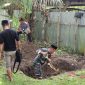Foto: Babinsa Desa Fagudu, Sertu Wahid Budi Utomo Membantu Masyarakat Menggali Kubur.