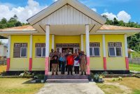 Foto: Pose Bersama di Depan Kantor Kecamatan Mangoli Utara Timur.