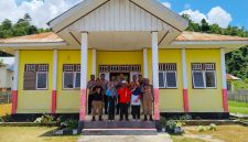 Foto: Pose Bersama di Depan Kantor Kecamatan Mangoli Utara Timur.