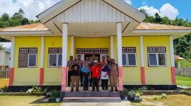 Foto: Pose Bersama di Depan Kantor Kecamatan Mangoli Utara Timur.