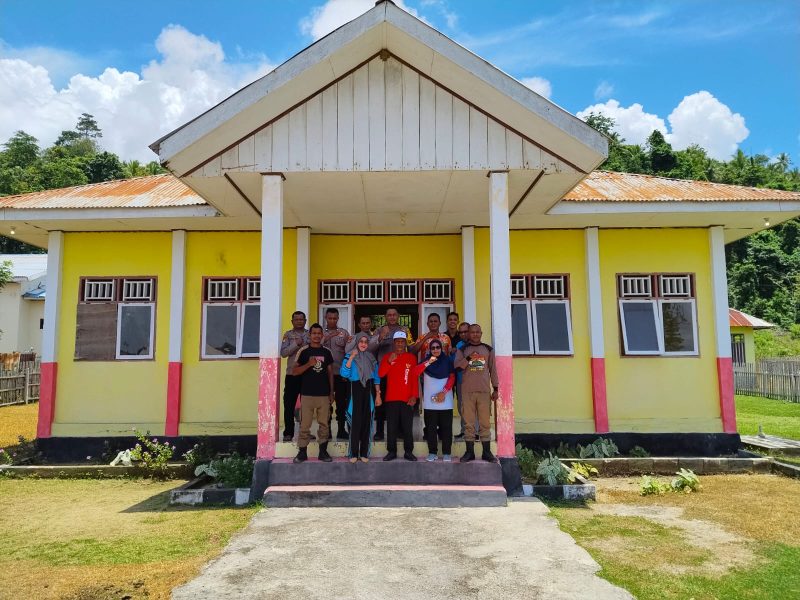 Foto: Pose Bersama di Depan Kantor Kecamatan Mangoli Utara Timur.